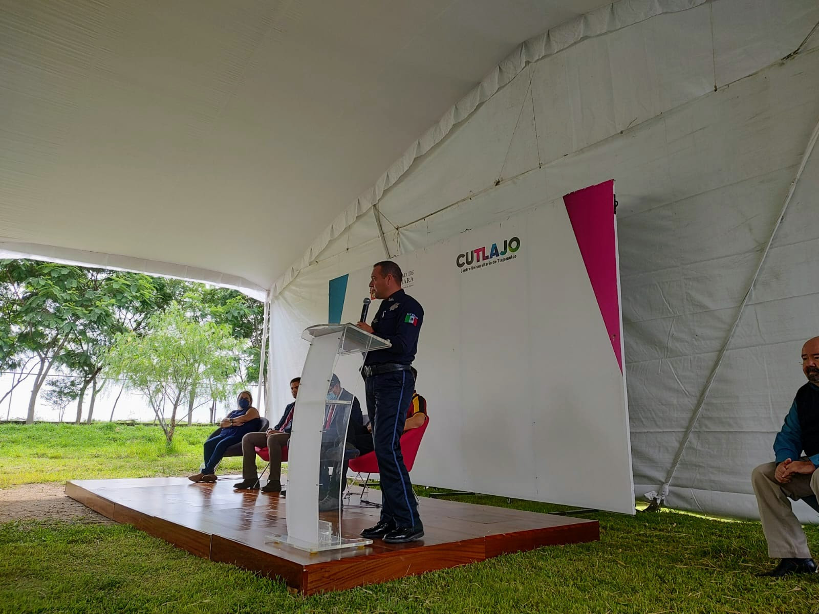 Director de proimidad social de la polica de Tlajomulco de Zuñiga, con un cartel que dice CUTLAJO de fondo