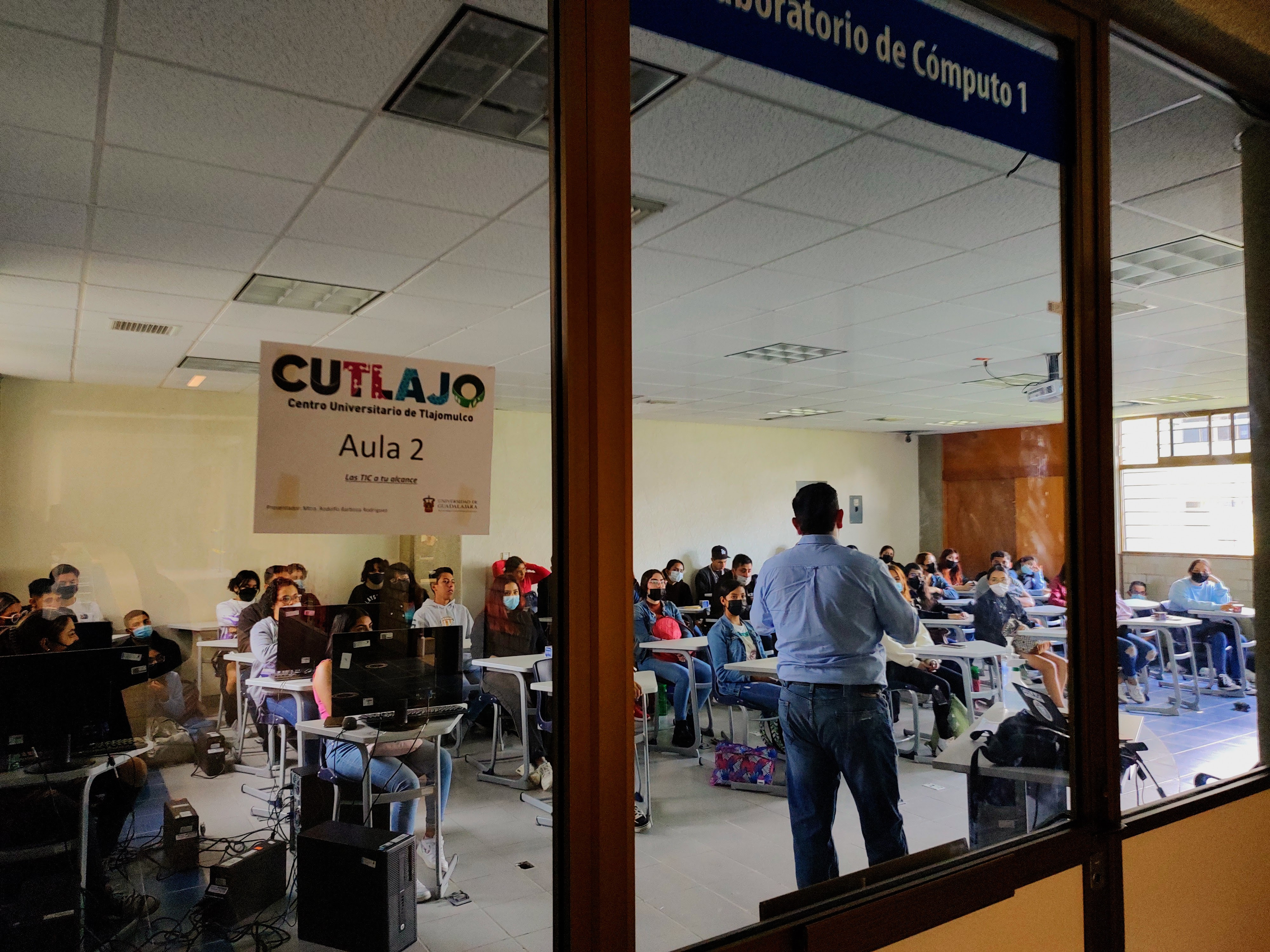 Maestro explicando el uso de las tecnologías en la educación
