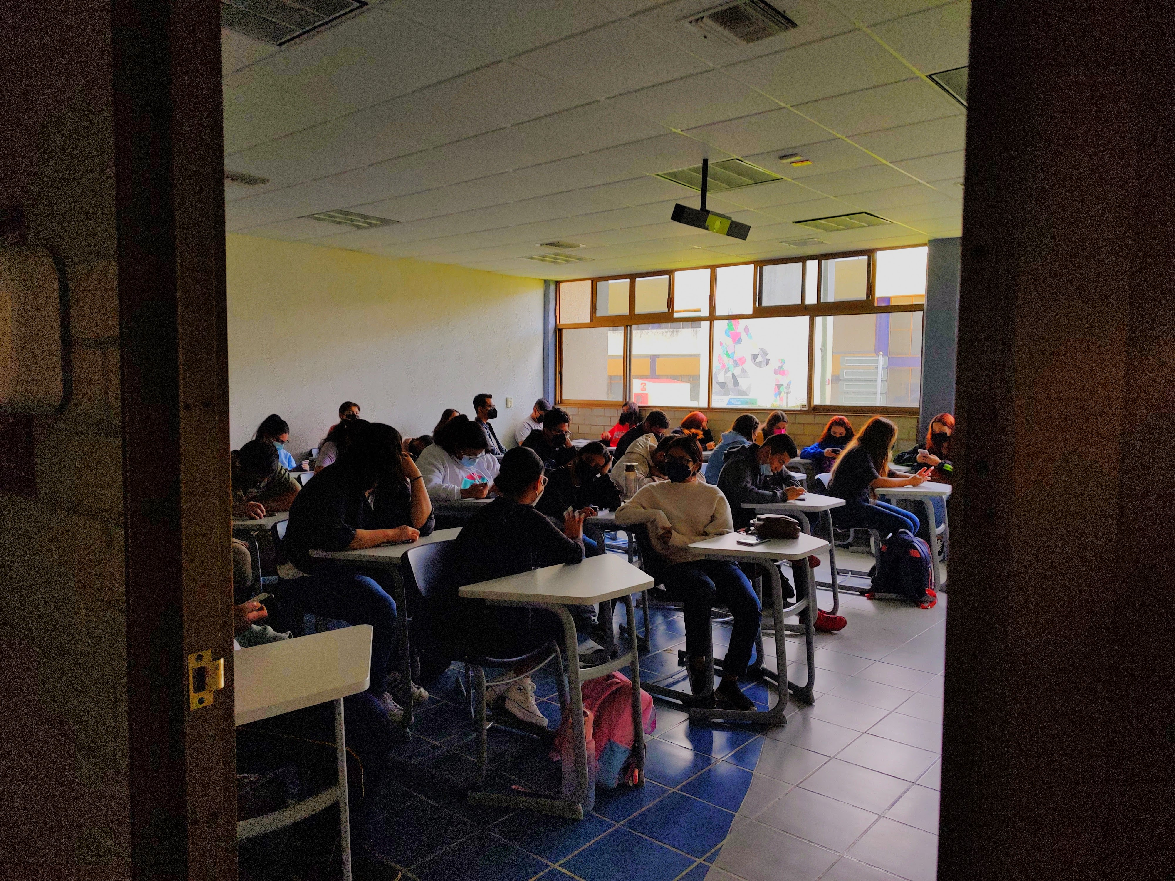 alumnado hablando mientras llega su profesor