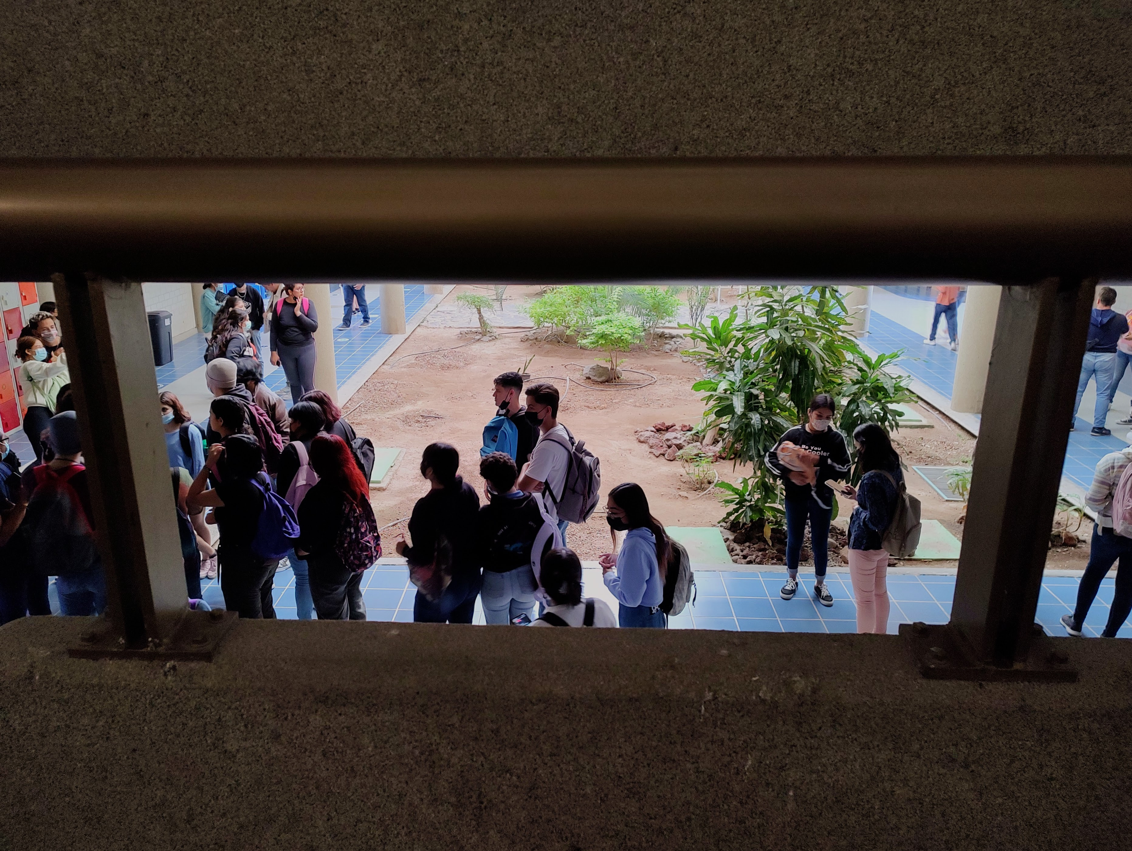 Estudiantes eperando entrar a su salon de clases 