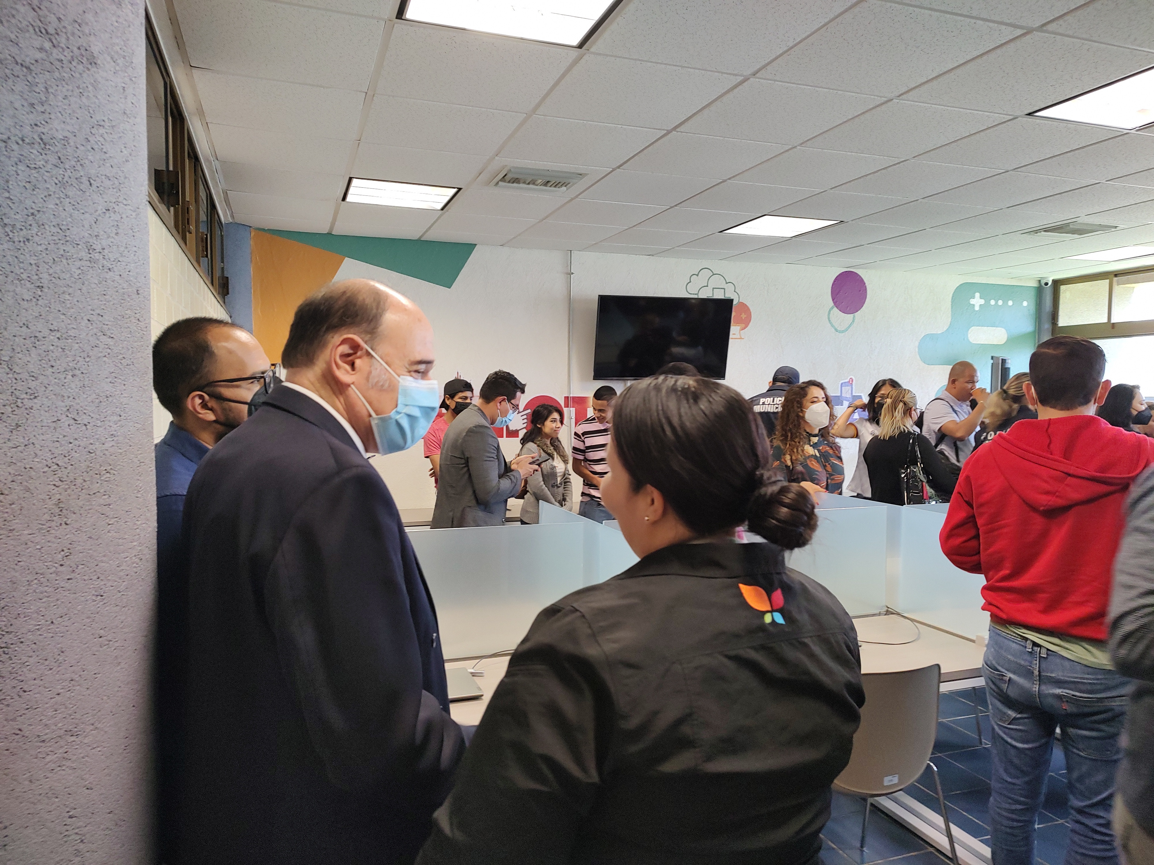 Doctor Marcos Pablo Moloeznik hablando con estudiante de la Licenciatura en Construcción de la Paz y Seguridad.