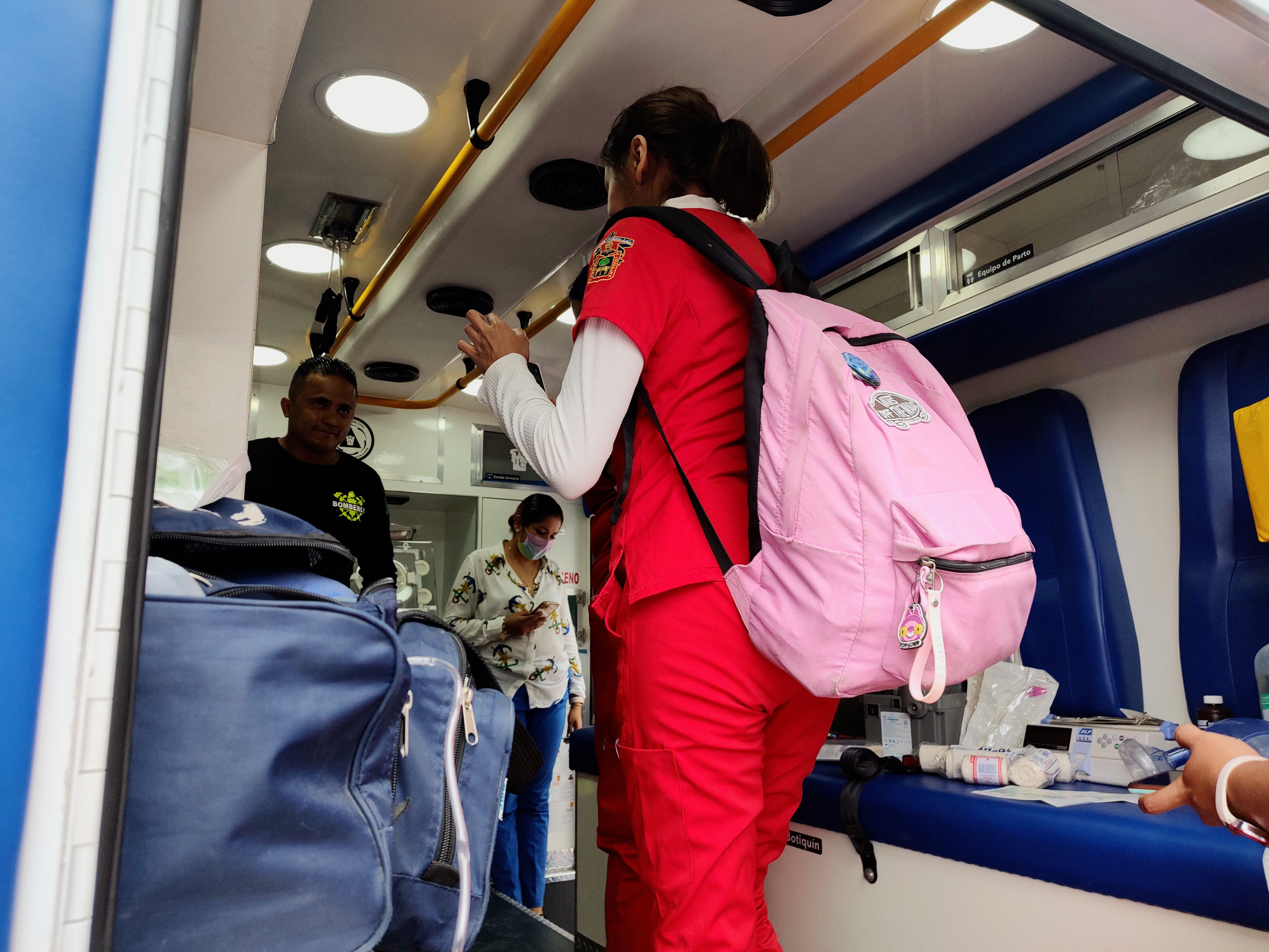 Estudiantes del CUTLAJO en ambulancia del Hospital Civil de Guadalajara 