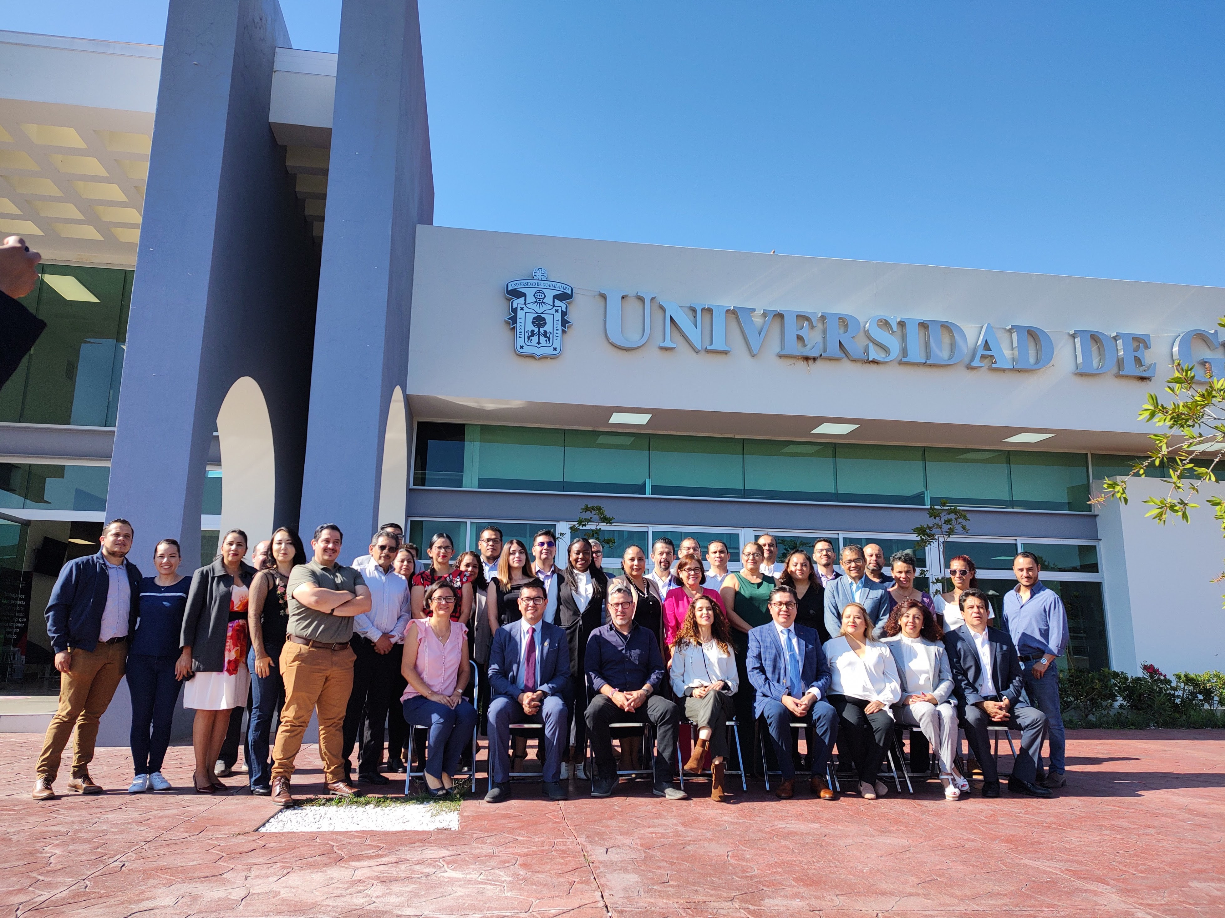 Autoridades del Cutlajomulco, CUCS y CUCEI, junto a empresarios expertos en materia de farmacología.