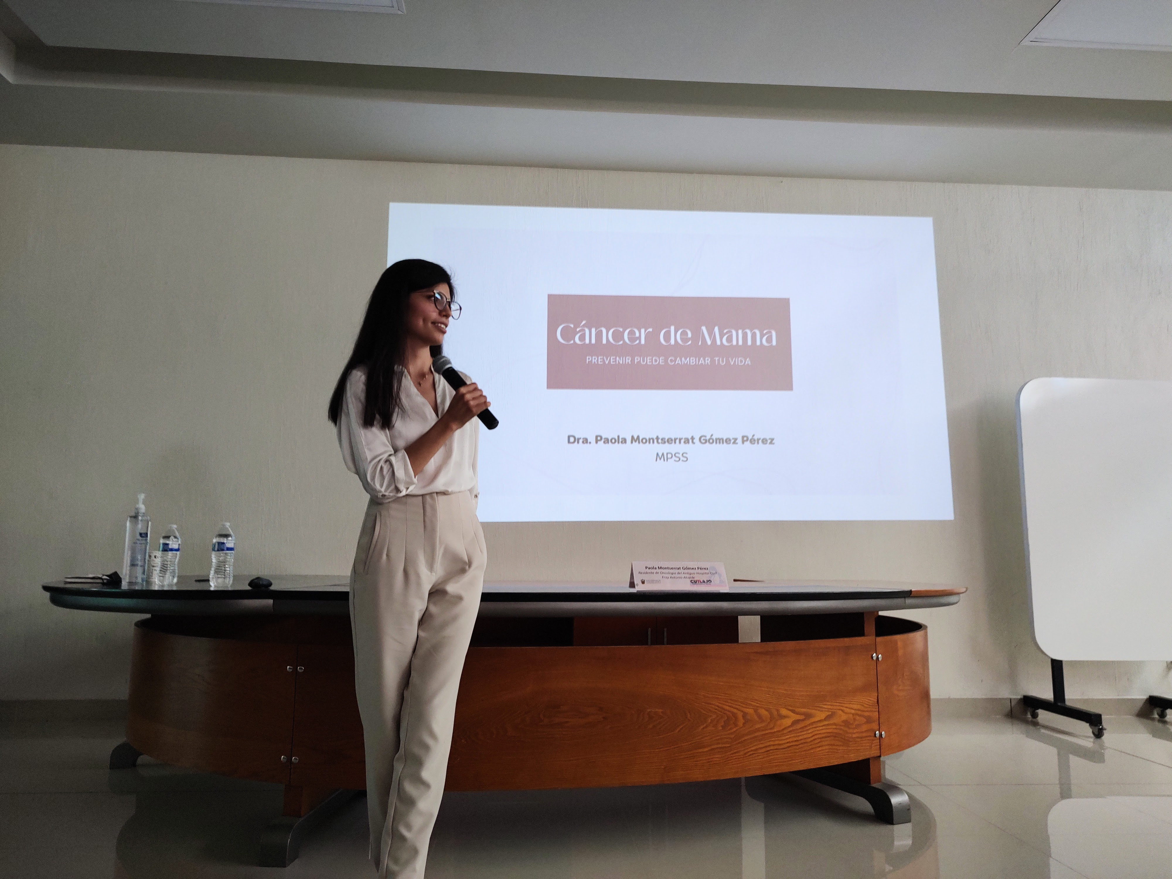 Ponente hablando con la audiencia 