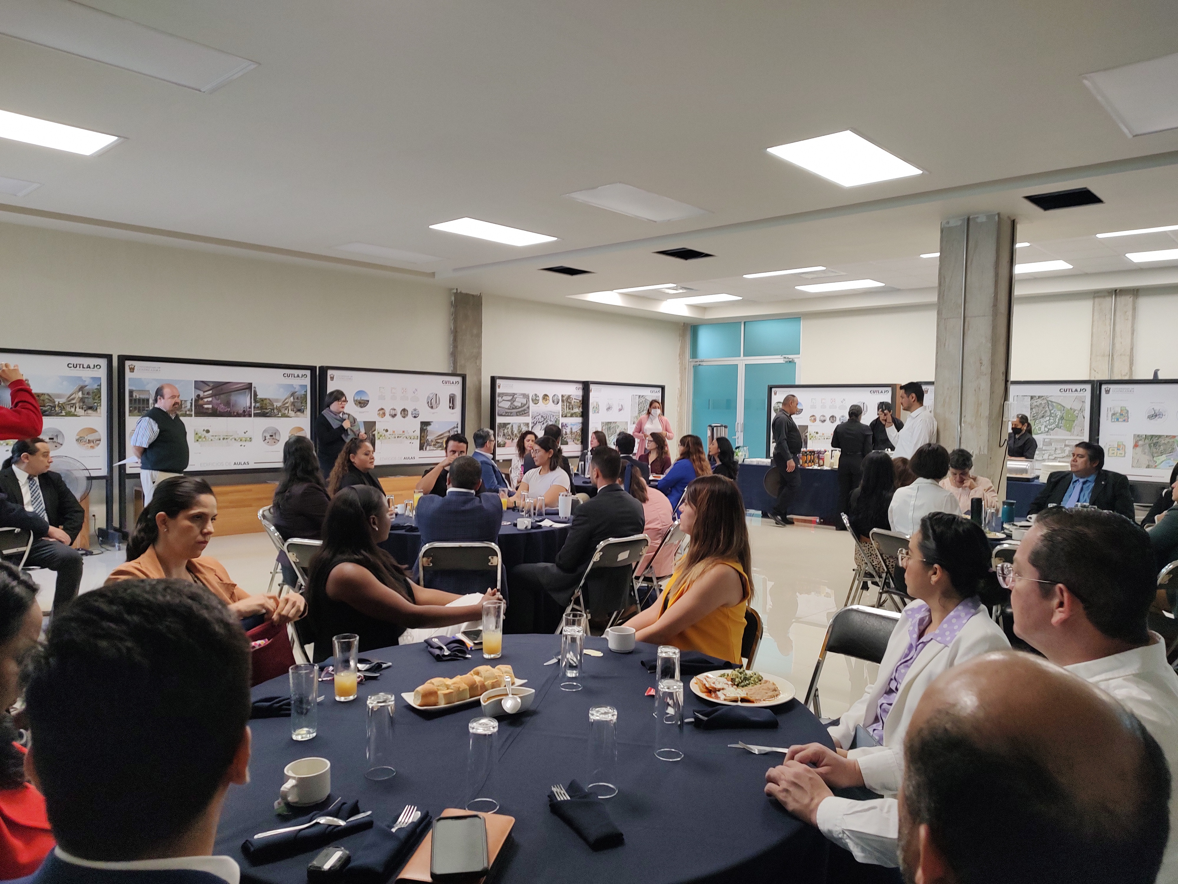 personal acádemico y administrativo en las mesas de trabajo