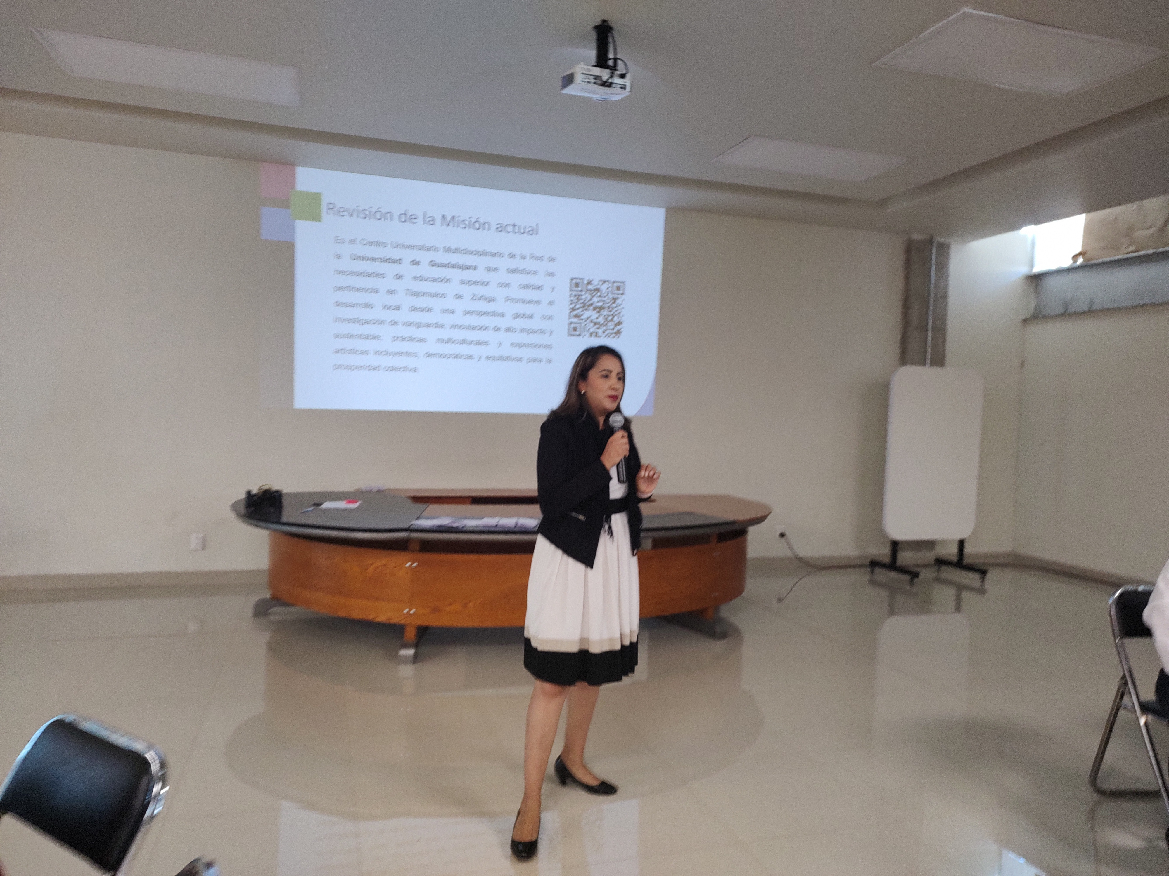 Cecilia Ledezma, encargada dek PDI, hablando al público