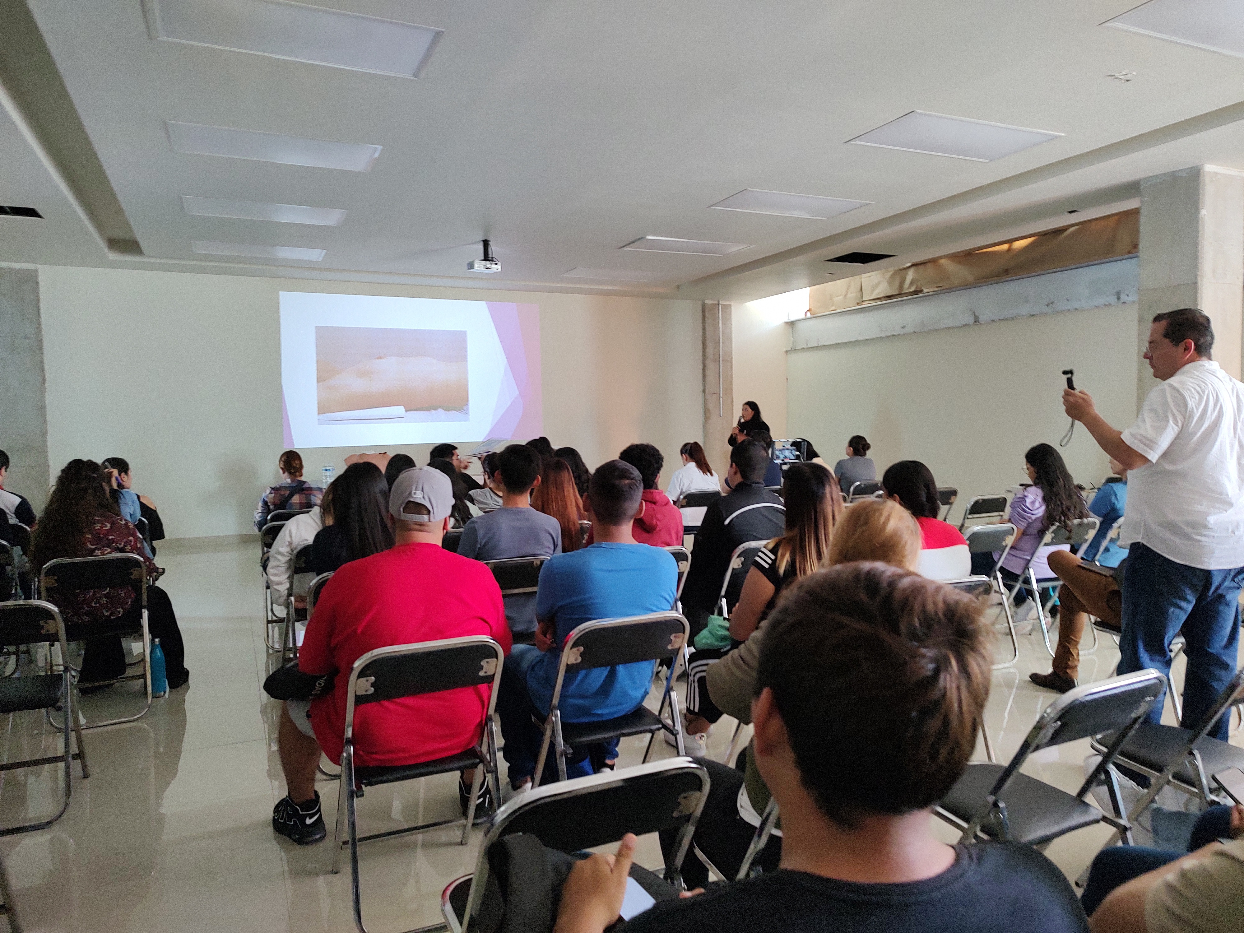 alumnado en conferencia 