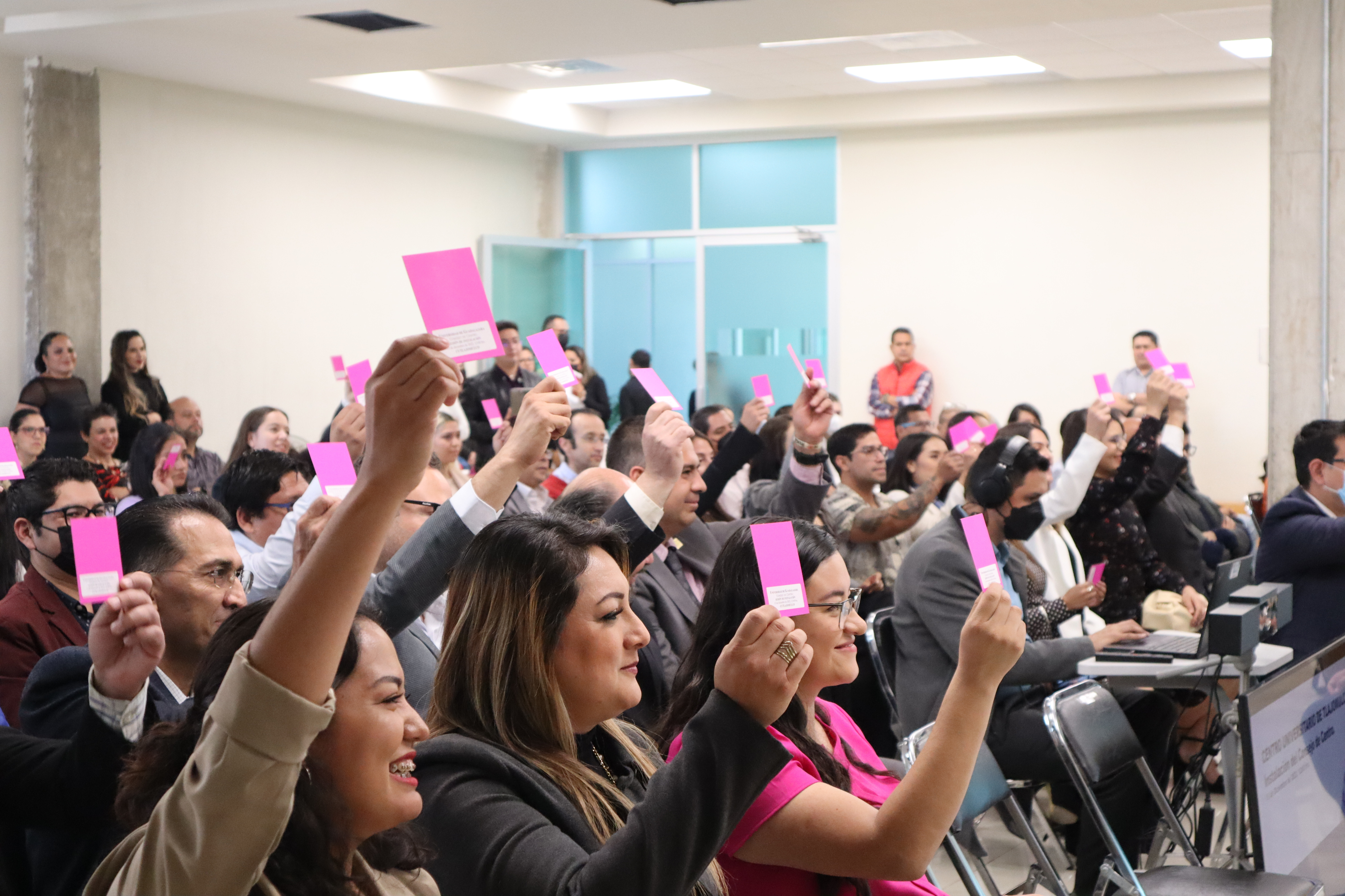 Miembrxs del consejo general votando.