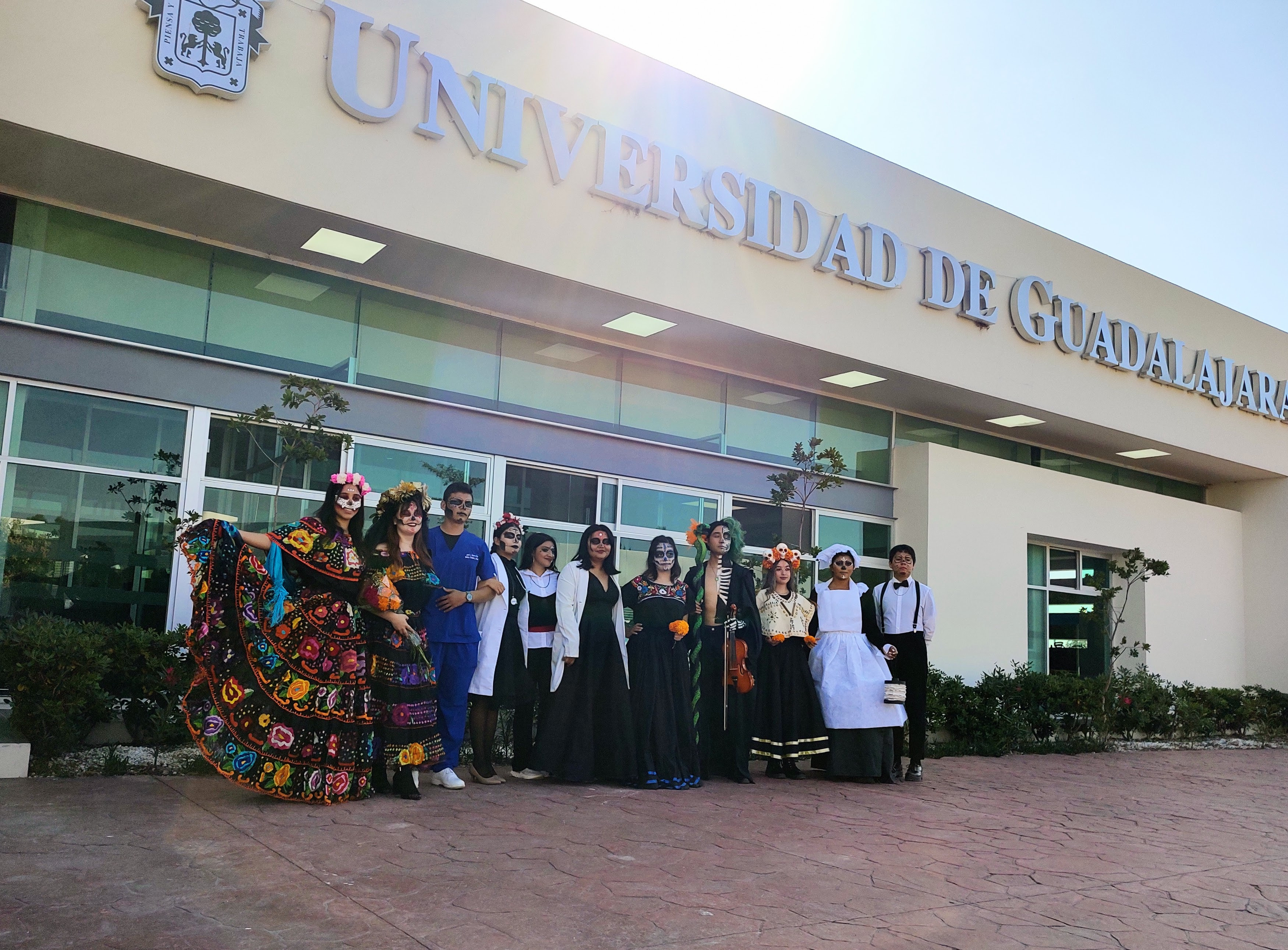 Concursantes del desfile de catrinas y catrines