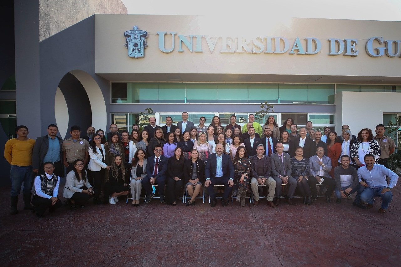 Cuerpo académico del CUTLAJO con el rector general. 