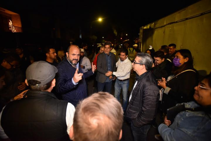 Villanueva con miembros de la UdeG, en el campamento establecido afuera de Casa Jalisco.