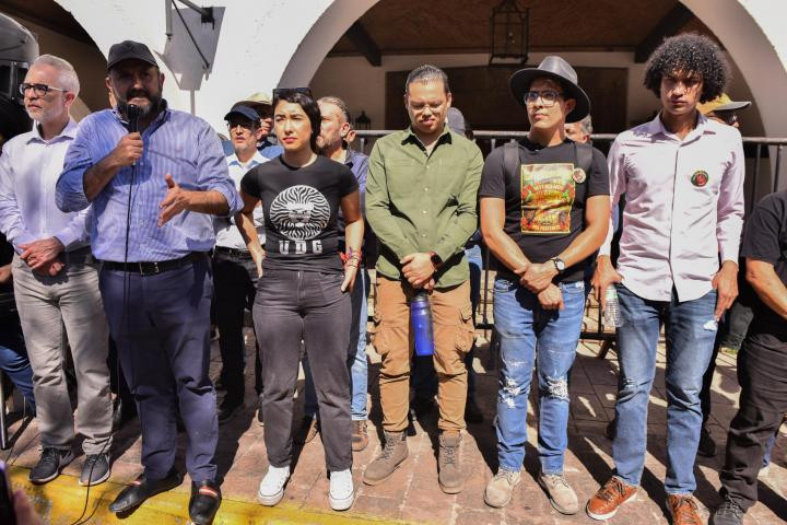 Estudiantes acusados junto al rectro general Ricardo Villanueva