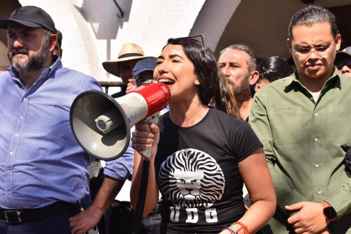 Zoe García con un megáfono 