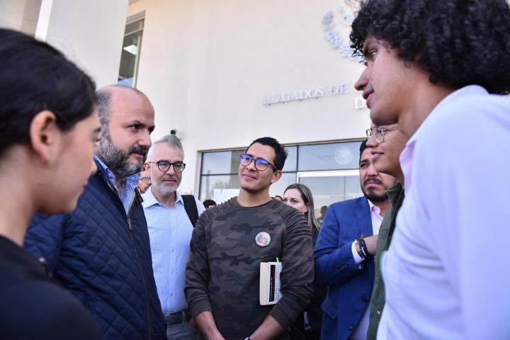 Estudiantes con el rector General