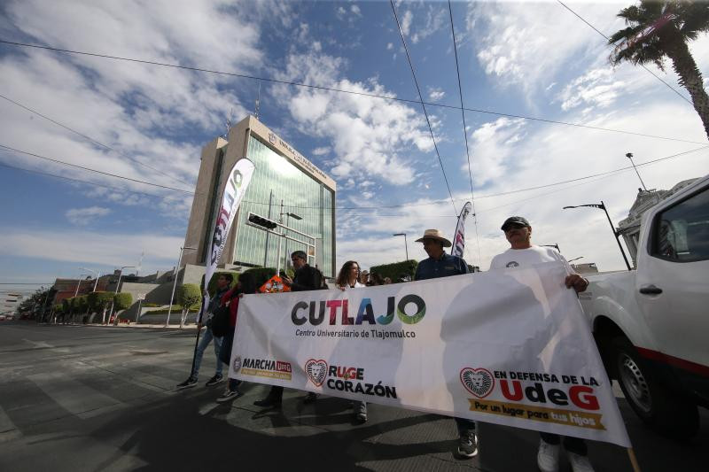 Estudiantes del Tlajomulco marchan por presupuesto justo.
