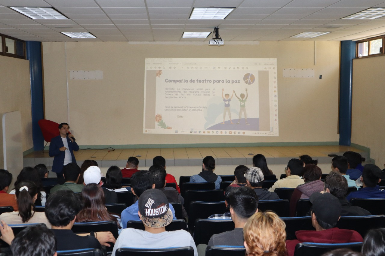 Auditorio con alumnado y autoridades del CUTLAJO. 