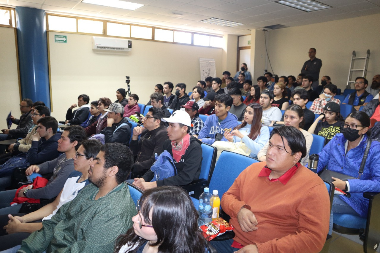 Alumnos de ingenierías en el auditorio. 
