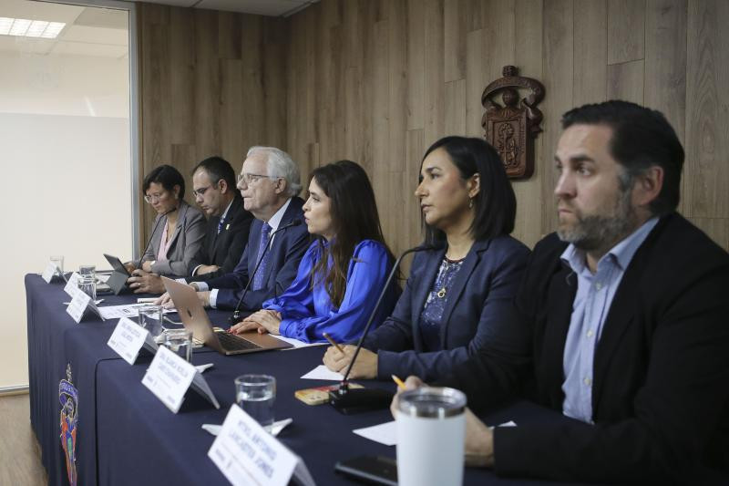 La Universidad de Guadalajara tendrá, por primera vez, una ingeniería dual, es decir, en la que sus estudiantes recibirán capacitación en industria y en el aula a partir del modelo alemán. Además de que recibirán una beca para realizar una colaboración o estancia de aprendizaje en una empresa de Jalisco, lo que permitirá una vinculación directa con el sector desde los primeros semestres.     La doctora Irma Leticia Leal Moya, Rectora del Centro Universitario de Tlajomulco (CUTlajomulco), plantel que ofrecer