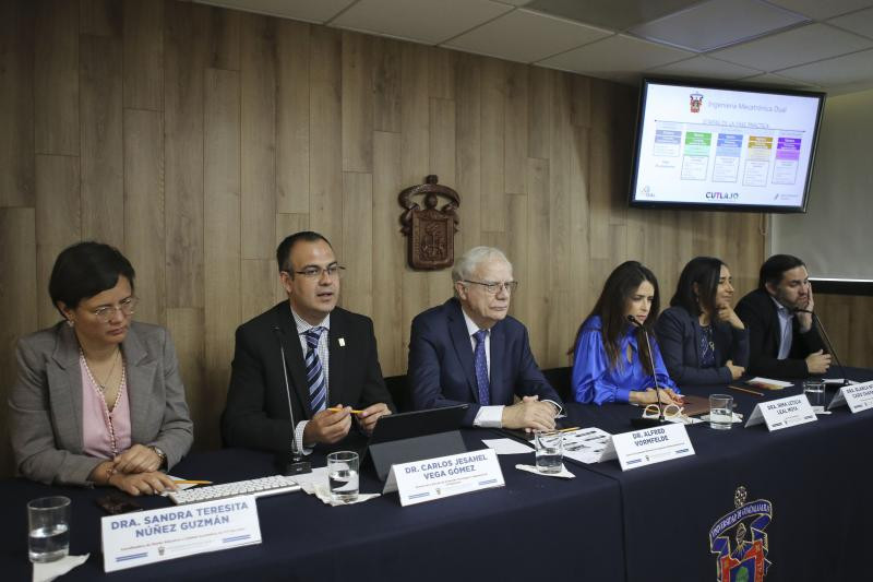 La Universidad de Guadalajara tendrá, por primera vez, una ingeniería dual, es decir, en la que sus estudiantes recibirán capacitación en industria y en el aula a partir del modelo alemán. Además de que recibirán una beca para realizar una colaboración o estancia de aprendizaje en una empresa de Jalisco, lo que permitirá una vinculación directa con el sector desde los primeros semestres.     La doctora Irma Leticia Leal Moya, Rectora del Centro Universitario de Tlajomulco (CUTlajomulco), plantel que ofrecer