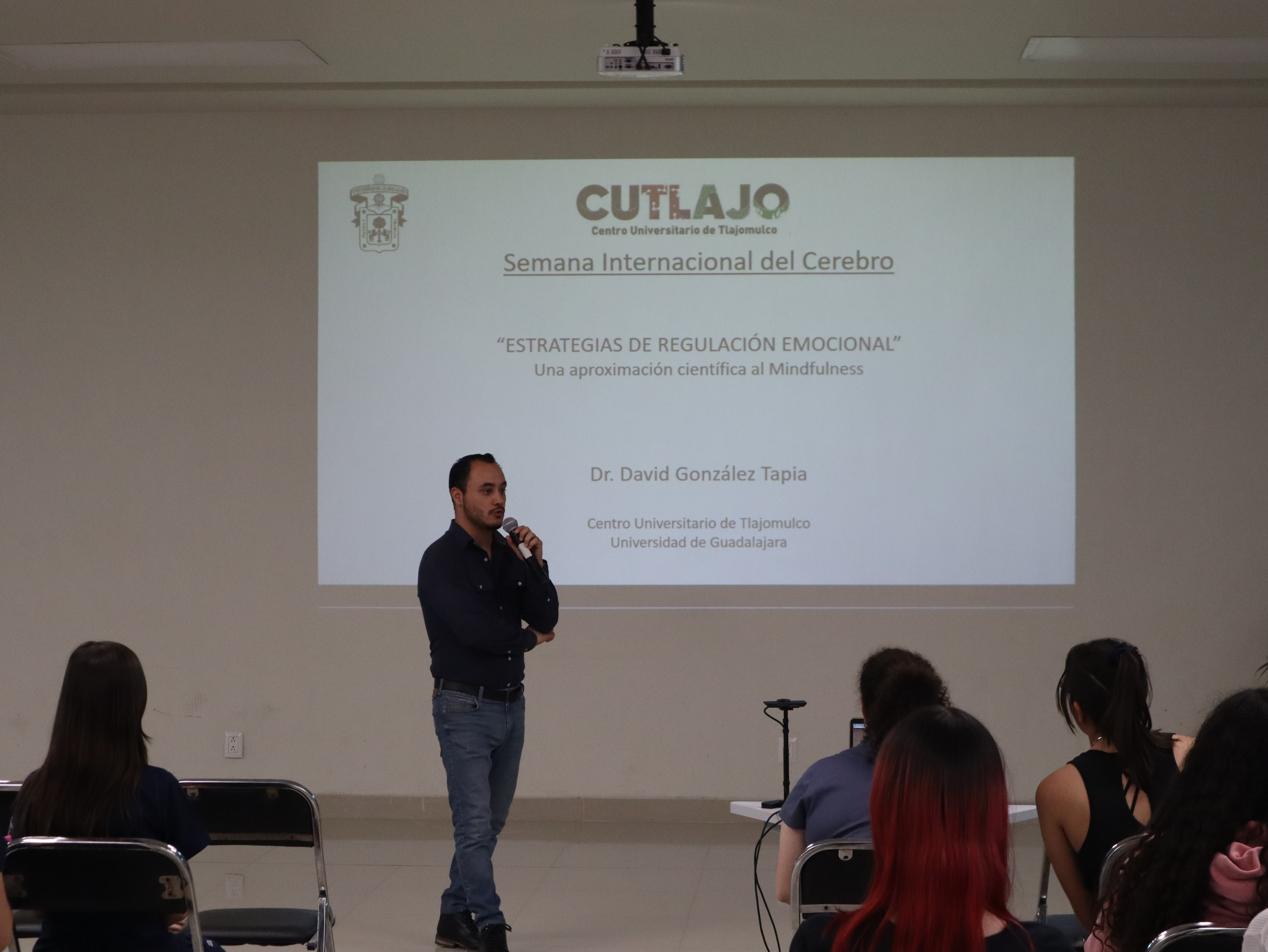 Ponente hablando con el público 