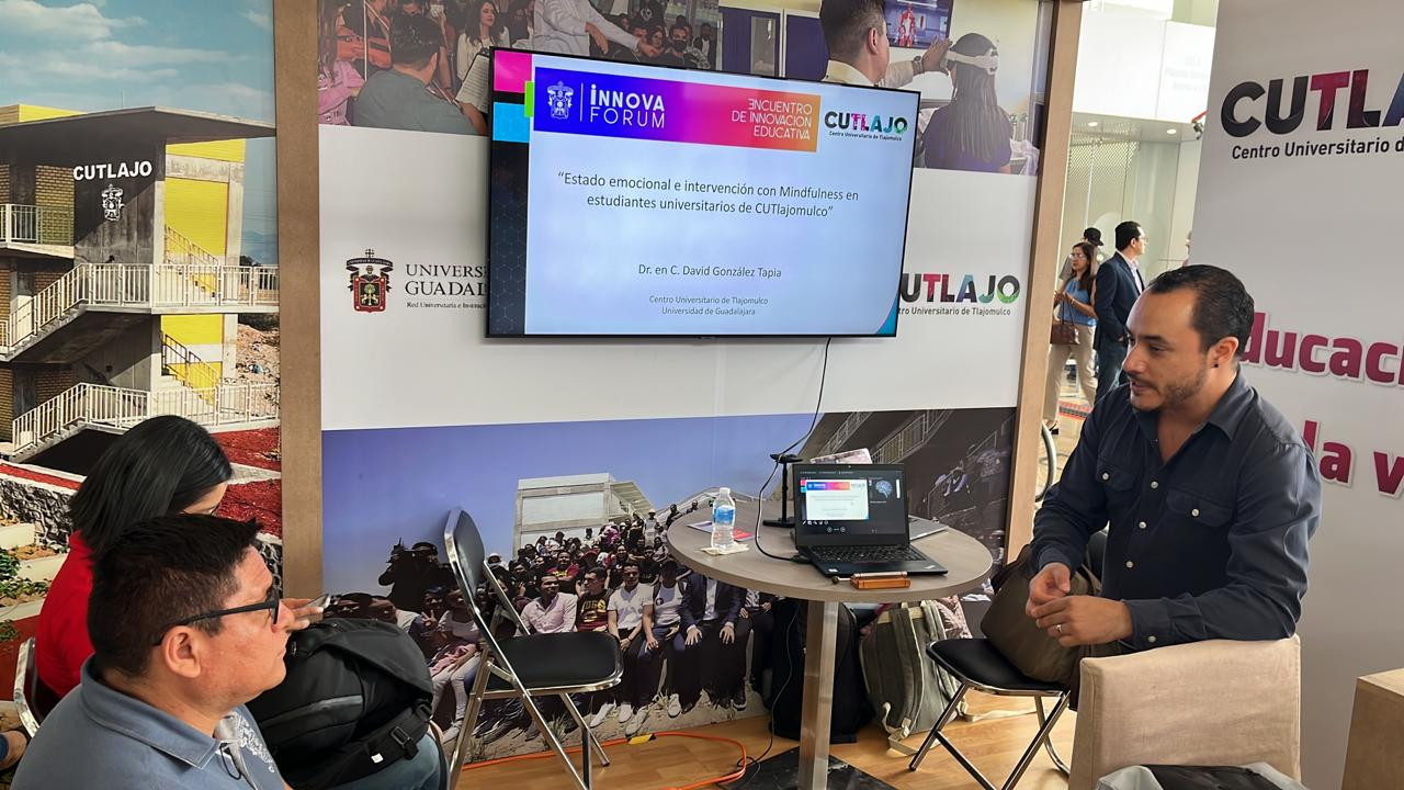 Miembros del CUTLAJO presentando en el Innova Forum
