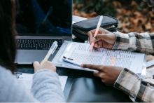 Manos de estudiantes, escribiendo en libretas