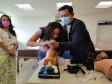 Dr. Jaime Briseño practicando un proceso de intubación endotraqueal con una estudiante de enfermería