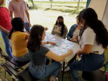 Cuatro estudiantes jugando memorama 