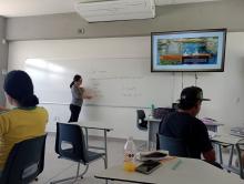 maestra impartiendo su curso de inglés