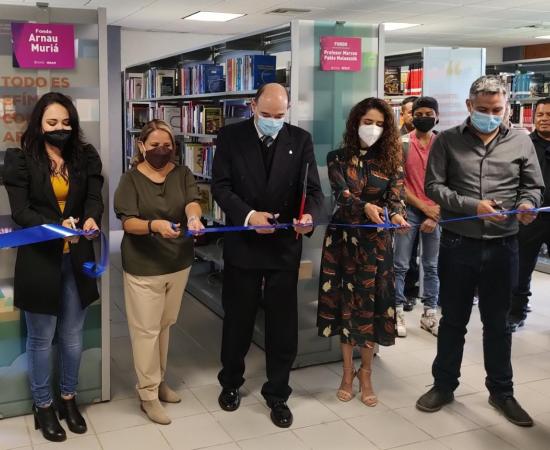 Miembros del presidium cortando el cordon inaugural en la biblioteca del CUTLAJO