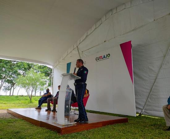 Director de proimidad social de la polica de Tlajomulco de Zuñiga, con un cartel que dice CUTLAJO de fondo