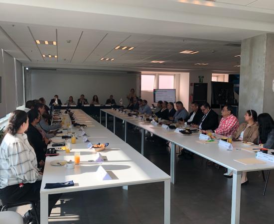 Mesa de trabajo con empresario de Mind