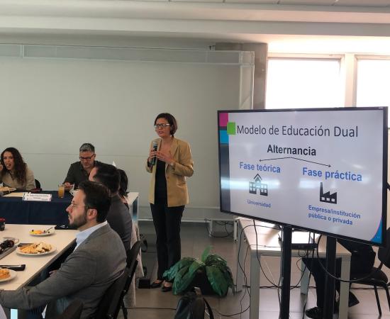 Maestra explicando el modelo dual a empresarios