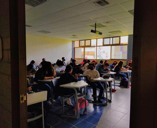alumnado hablando mientras llega su profesor
