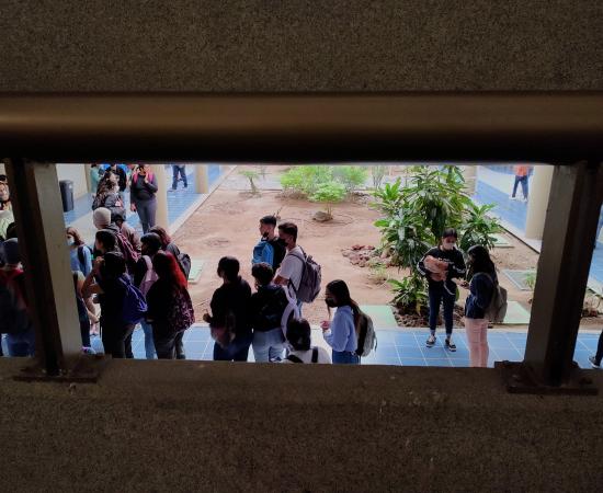 Estudiantes eperando entrar a su salon de clases 