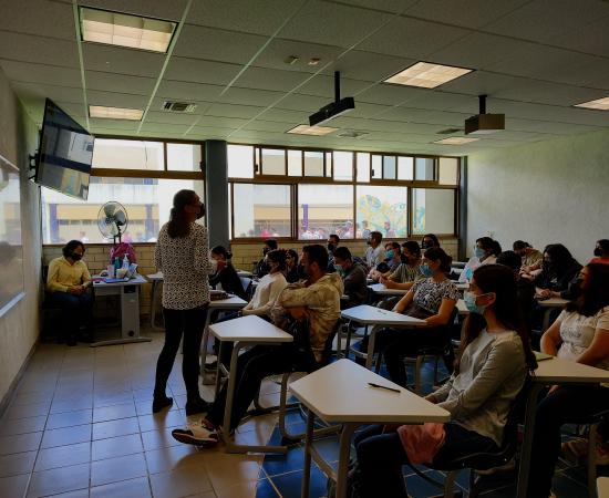 Maestra explicando a estudiantes el funcionamieno de las actividades en CUTLAJO