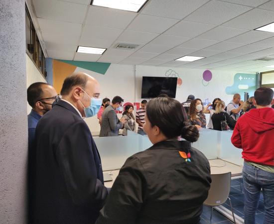 Doctor Marcos Pablo Moloeznik hablando con estudiante de la Licenciatura en Construcción de la Paz y Seguridad.