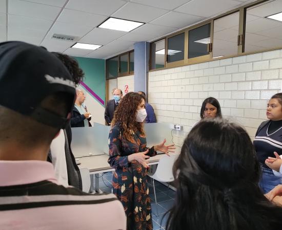 Dra. Irma Leticia Leal Moya, Rectora del CUTLAJO, hablando con estudiantes de la licenciatura en Construcción de la Paz y Seguridad