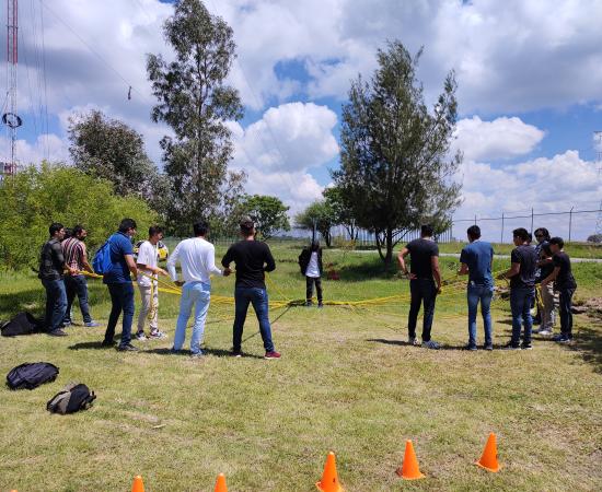 10 alumnos partcipando en actividades recreativas.