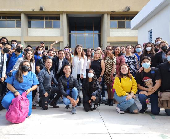 Comunidad Universitaria del CUTLAJO posando para fotografía por la inauguración de los laboratorios.