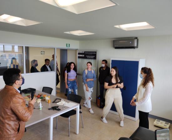 Estudiantes ingresando al laboratorio de nutrición.