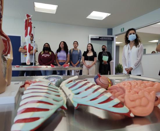 Estudiantes en el laboratorio de anatomía del CUTLAJO.