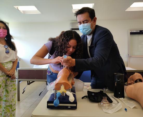 Dr. Jaime Briseño practicando un proceso de intubación endotraqueal con una estudiante de enfermería