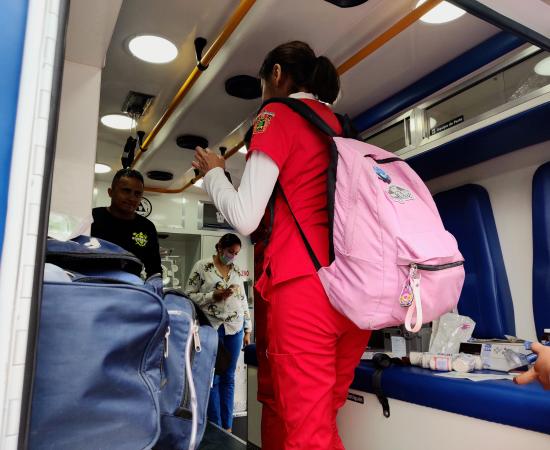 Estudiantes del CUTLAJO en ambulancia del Hospital Civil de Guadalajara 