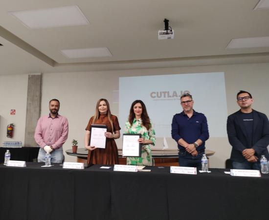 Autoridades del CUTLAJO y del DIF Tlajomulco posando con el convenio firmado.