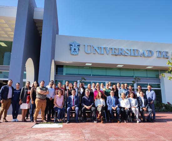 Autoridades del Cutlajomulco, CUCS y CUCEI, junto a empresarios expertos en materia de farmacología.