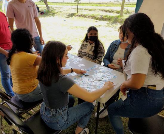 Cuatro estudiantes jugando memorama 