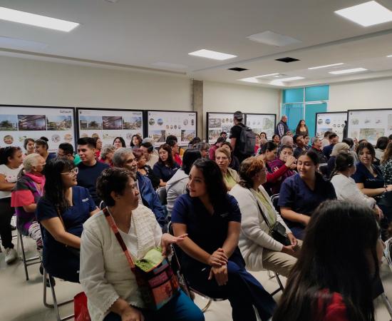 estudiantes y adultos mayores en sala de co-working esperando la pelicula 