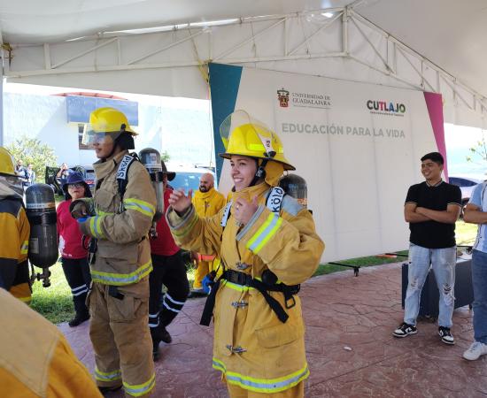 estudiante con equipamiento de bombero