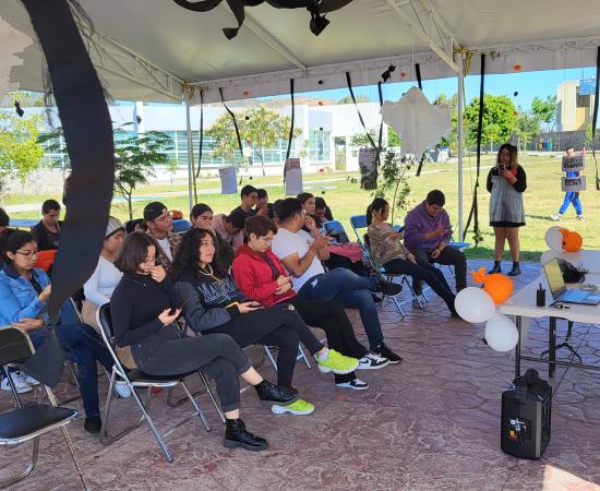 Alumnado en la lectura en voz alta de cuentos de terror